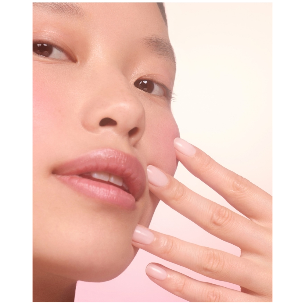 Manucurist “Active™ Blur” nagus puoselėjanti priemonė su švelniu atspalviu. Nagų priežiūros priemonės