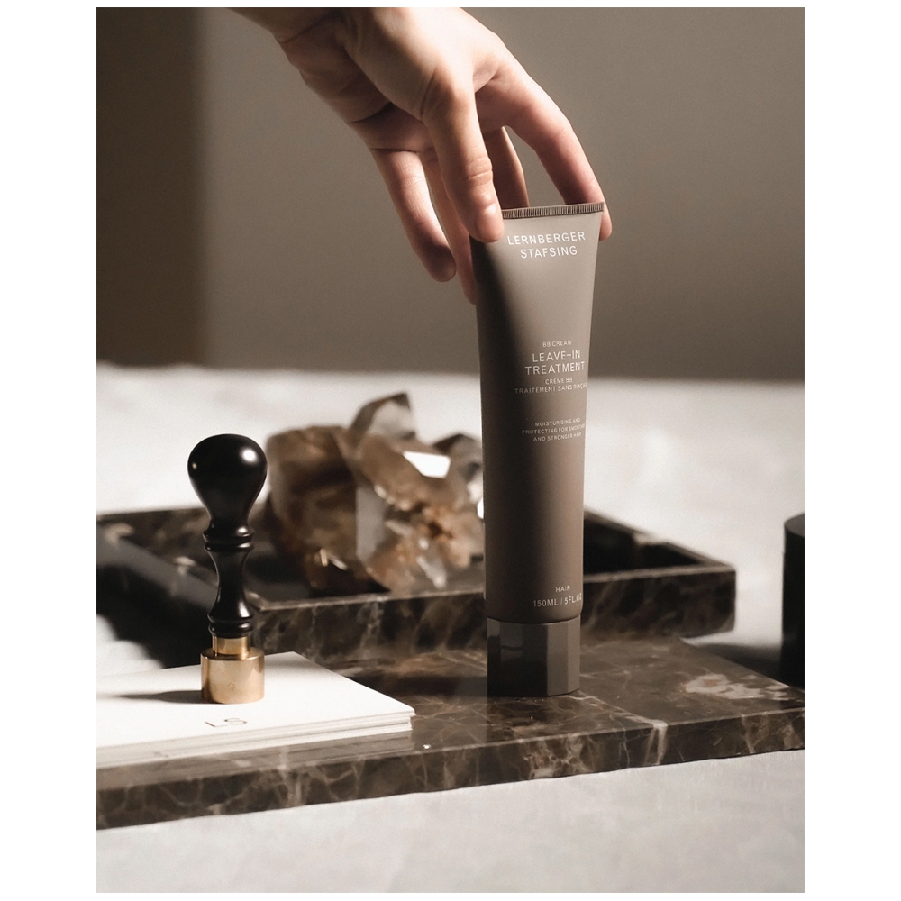 Lernberger Stafsing “BB Cream - Leave-In Treatment” nenuplaunama atkuriamoji priemonė plaukams. Plaukų formavimo priemonės