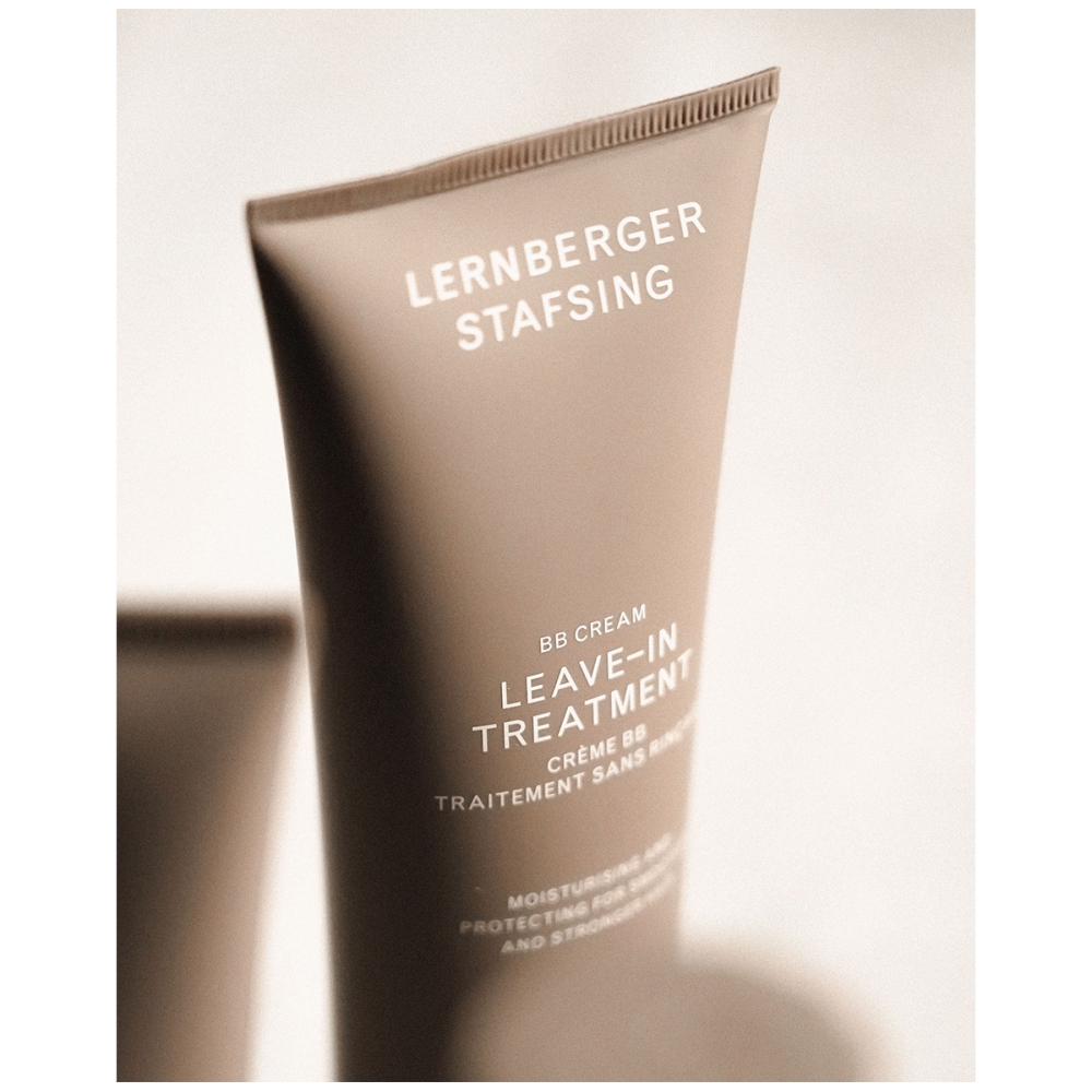 Lernberger Stafsing “BB Cream - Leave-In Treatment Travel Size” kelioninio dydžio nenuplaunama atkuriamoji priemonė plaukams. Plaukų kaukės