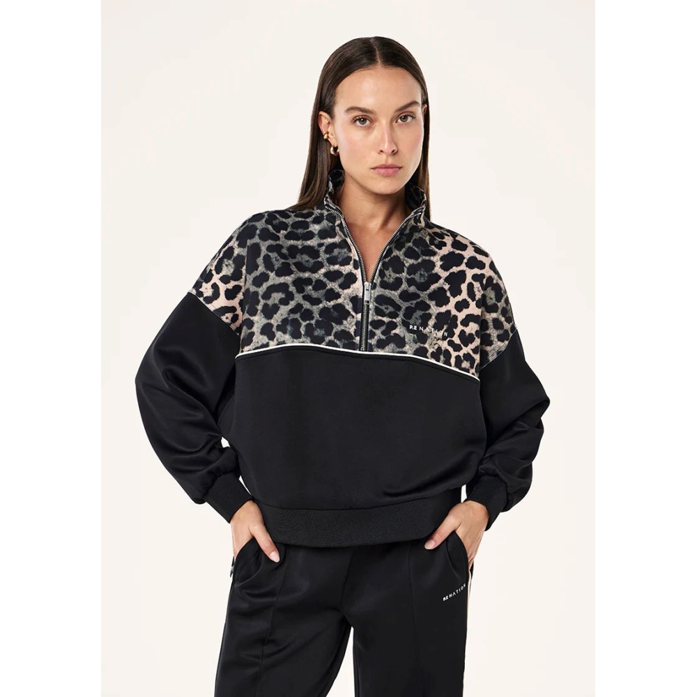 P.E Nation Džemperiai "Boundless Zip Neck Sweat" džemperis su leopardo rašto detalėmis P.E Nation "Boundless Zip Neck Sweat" džemperis su leopardo rašto detalėmis. Džemperiai