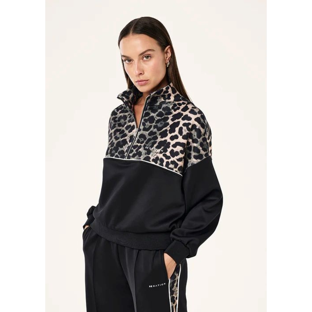 P.E Nation Džemperiai "Boundless Zip Neck Sweat" džemperis su leopardo rašto detalėmis P.E Nation "Boundless Zip Neck Sweat" džemperis su leopardo rašto detalėmis. Džemperiai