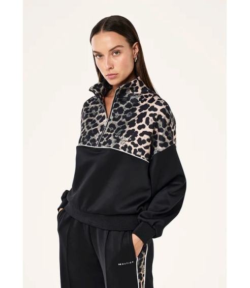 "Boundless Zip Neck Sweat" džemperis su leopardo rašto detalėmis. Džemperiai