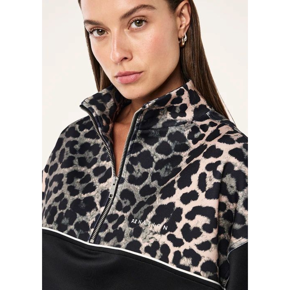 P.E Nation Džemperiai "Boundless Zip Neck Sweat" džemperis su leopardo rašto detalėmis P.E Nation "Boundless Zip Neck Sweat" džemperis su leopardo rašto detalėmis. Džemperiai