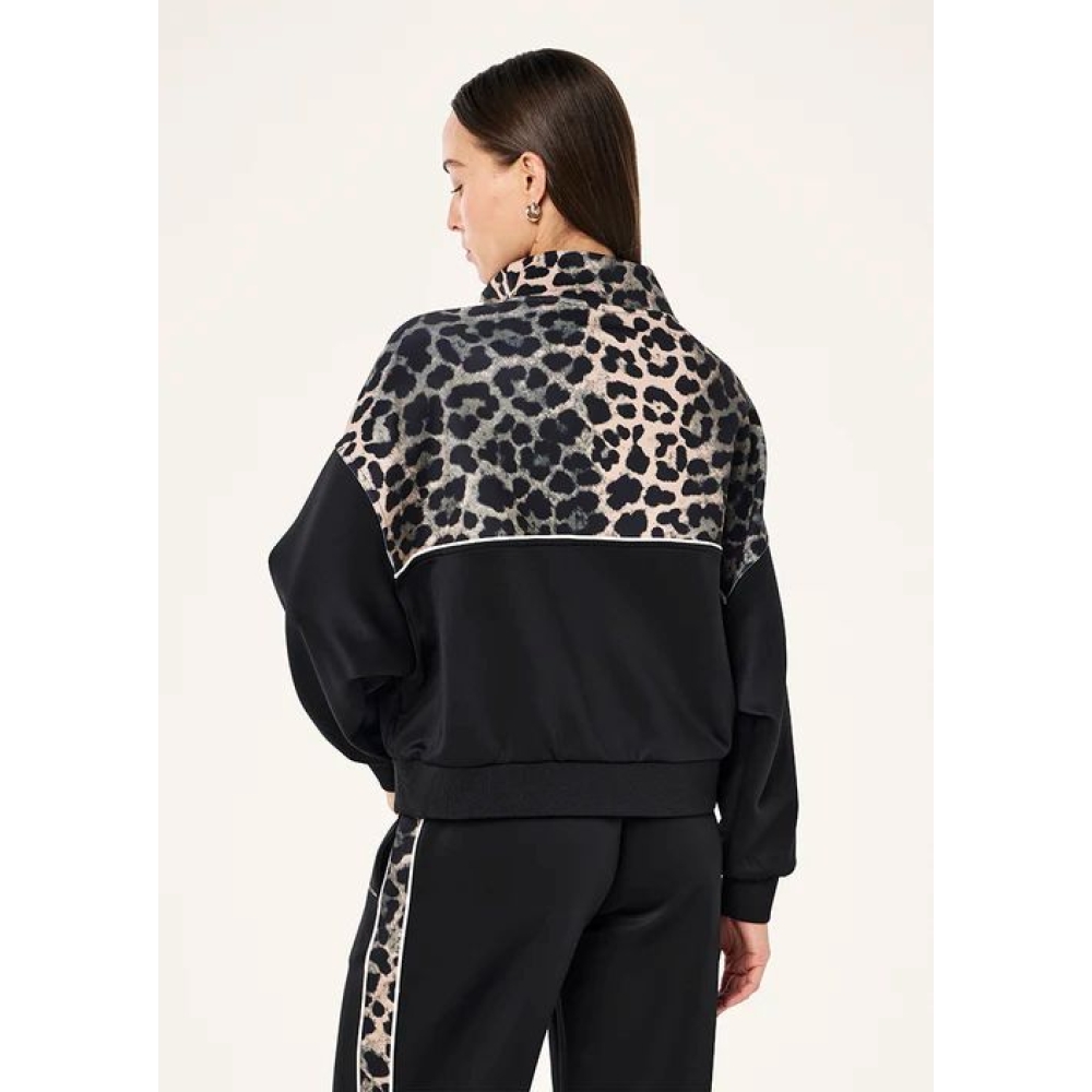 P.E Nation Džemperiai "Boundless Zip Neck Sweat" džemperis su leopardo rašto detalėmis P.E Nation "Boundless Zip Neck Sweat" džemperis su leopardo rašto detalėmis. Džemperiai
