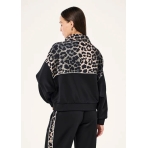 "Boundless Zip Neck Sweat" džemperis su leopardo rašto detalėmis. Džemperiai "Boundless Zip Neck Sweat" džemperis su leopardo rašto detalėmis. Džemperiai