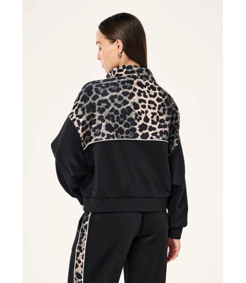 "Boundless Zip Neck Sweat" džemperis su leopardo rašto detalėmis. Džemperiai