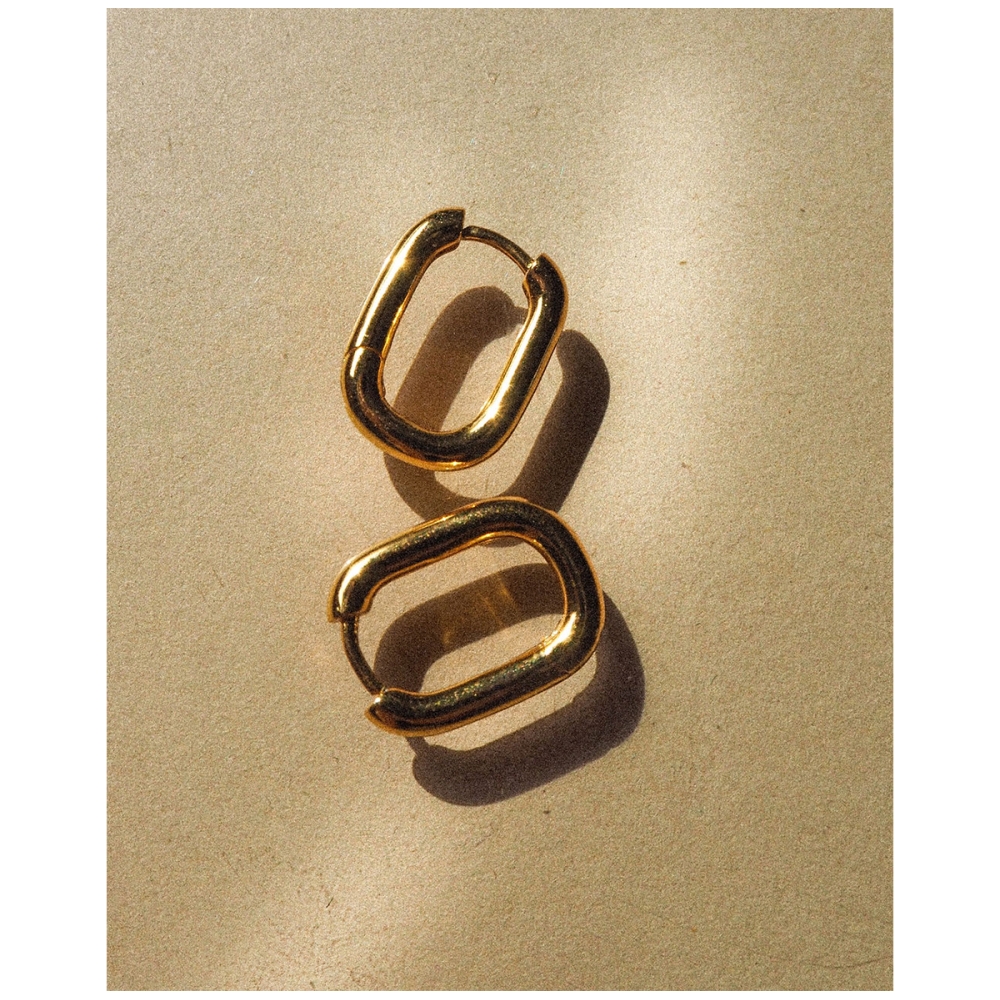 Chain Link Huggies Gold. Earrings