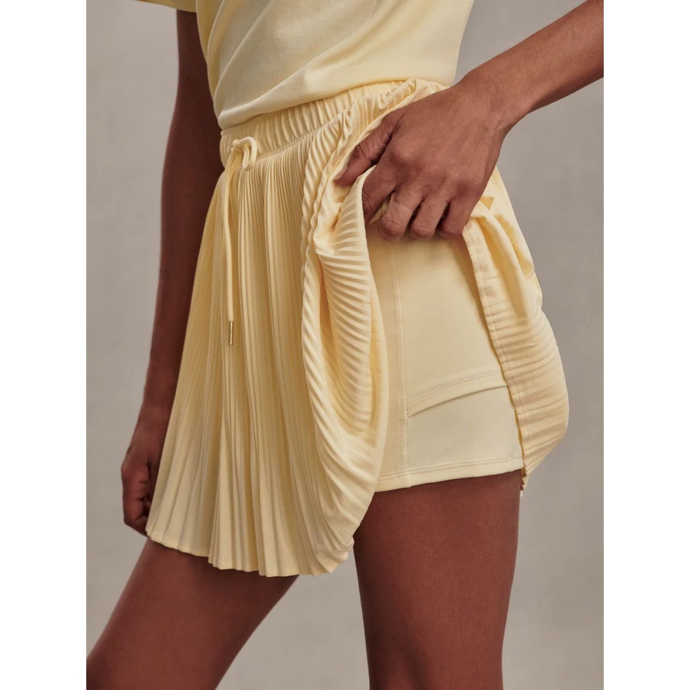 Varley Sijonai "Davina High-Rise Skort" gelsvos spalvos sijonšorčiai Varley "Davina High-Rise Skort" gelsvos spalvos sijonšorčiai. Sijonai