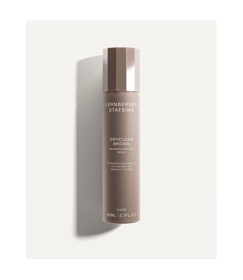 “Dryclean Brown Travel Size” kelioninio dydžio rudiems plaukams skirtas sausas plaukų šampūnas. Sausi šampūnai