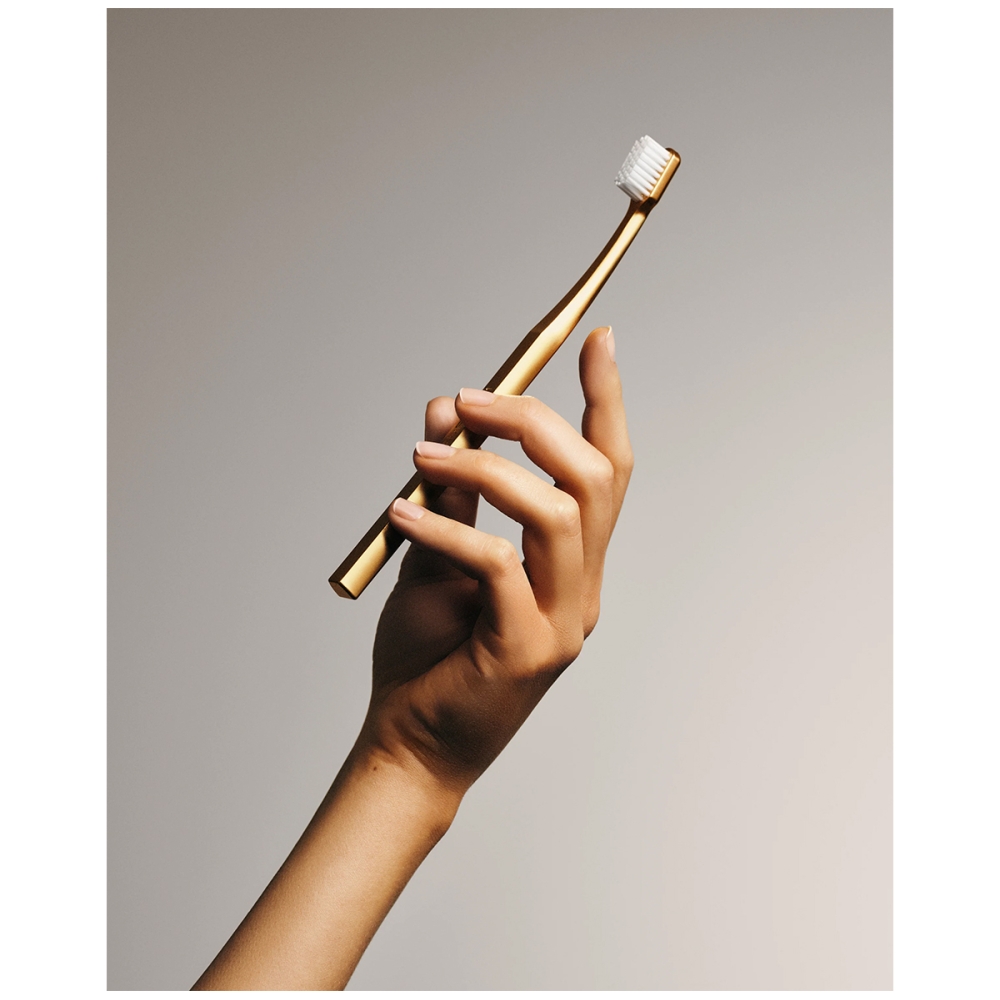 AUREZZI "Gold/White“ 24K auksu dengtas dantų šepetėlis su minkštais šereliais. Dantų šepetėliai