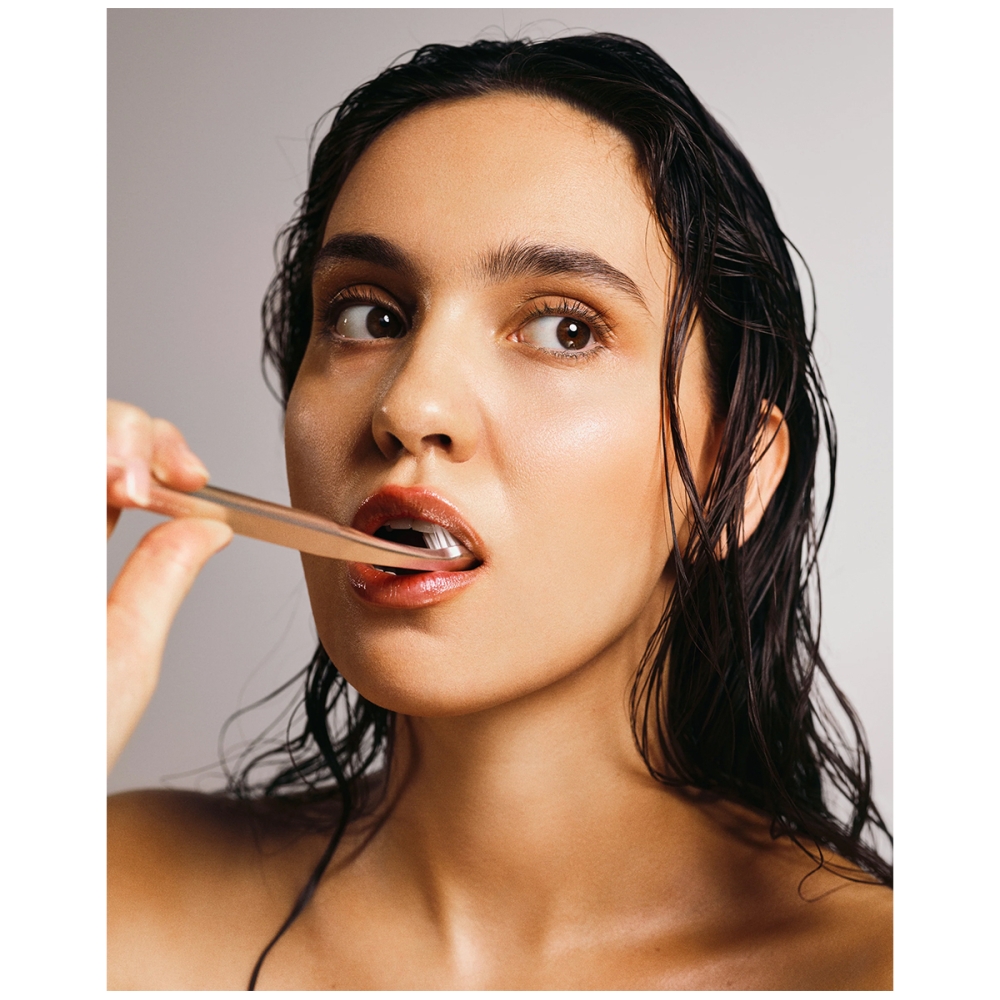 AUREZZI "Gold/White“ 24K auksu dengtas dantų šepetėlis su minkštais šereliais. Dantų šepetėliai