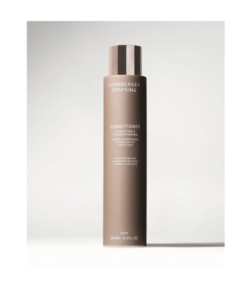 „Hydrating & Strengthening Conditioner” intensyviai drėkinantis kondicionierius. Plaukų kondicionieriai