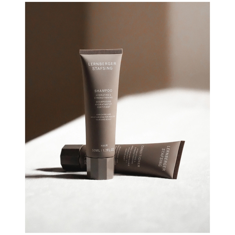 Lernberger Stafsing „Hydrating & Strengthening Conditioner Travel Size” kelioninio dydžio intensyviai drėkinantis kondicionierius. Kaukės ir kondicionieriai