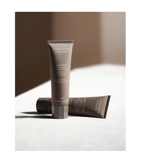 “Hydrating & Strengthening Shampoo Travel Size” kelioninio dydžio intensyviai drėkinantis šampūnas. Šampūnai