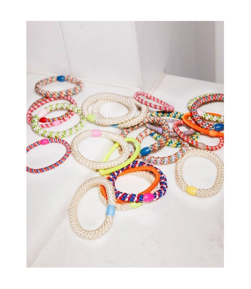 "Kknekki Ivory Blue Bead" plaukų gumelė. Plaukai