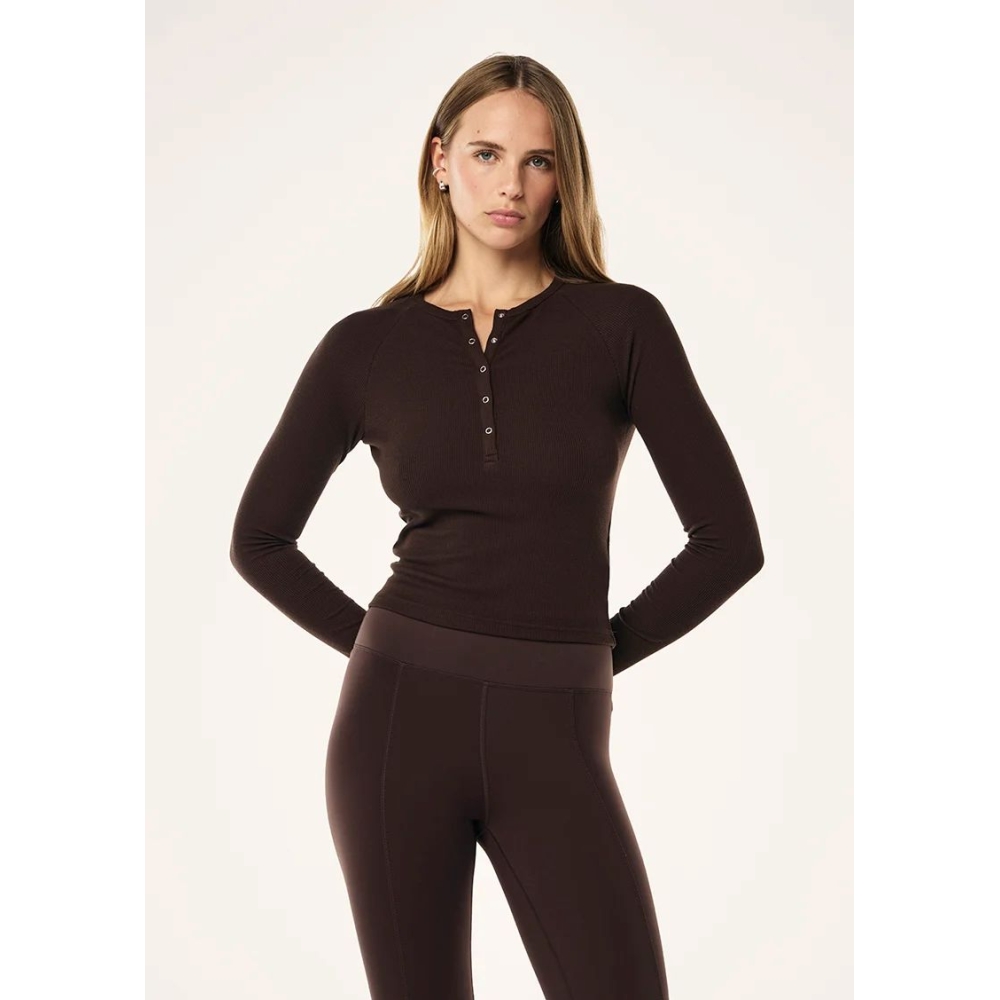 P.E Nation "Prive Rib Long Sleeve Tee" espresso spalvos palaidinė ilgomis rankovėmis. Ilgomis rankovėmis