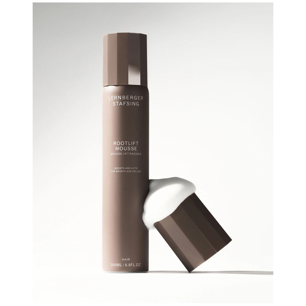Lernberger Stafsing “Rootlift Mousse” purškiamos apimties suteikiančios plaukų putos. Plaukų formavimo priemonės