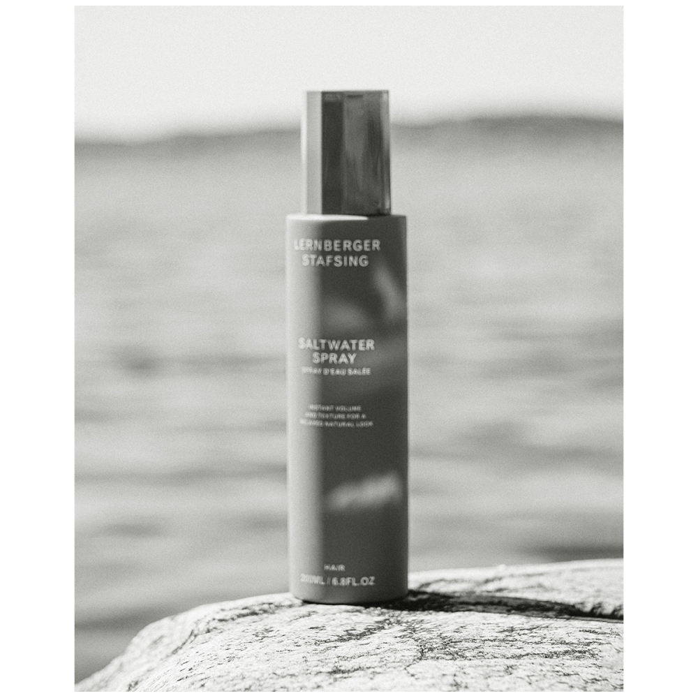 Lernberger Stafsing “Saltwater Spray” apimties ir fiksacijos suteikiantis purškiklis. Plaukų formavimo priemonės