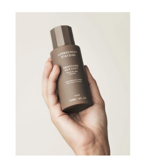 Smoothing Silk Coat. Hair styling products