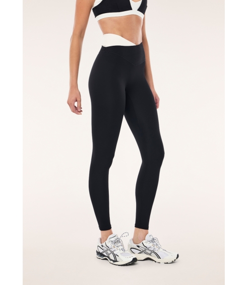 Wander full length legging in black and whisper white. Leggings